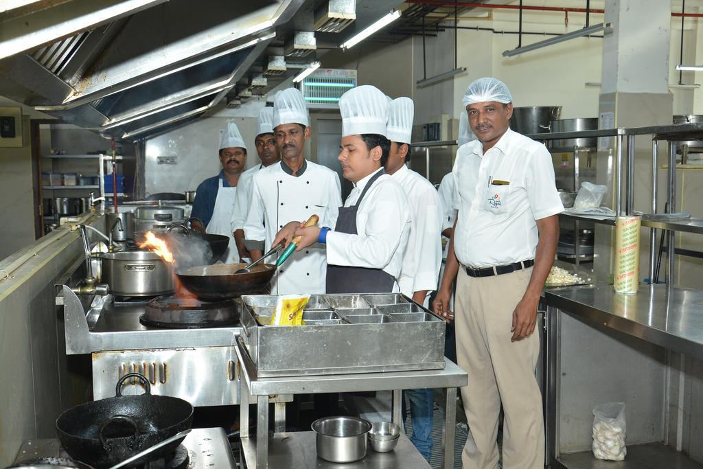 Hotel Palmyra Grand Suite Tirunelveli Buitenkant foto